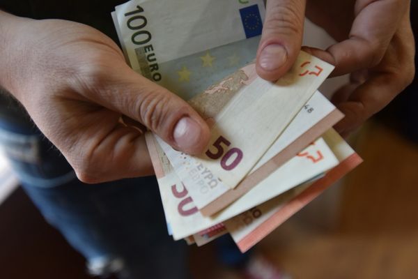 Sute de mii de români vor plăti rate mai mari din 2 noiembrie - Cu cât cresc dobânzile la ratele în euro