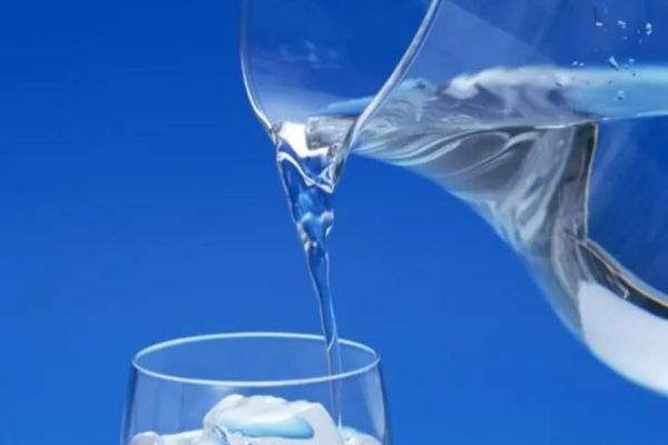 Ce se întâmplă în corpul tău dacă bei apă noaptea