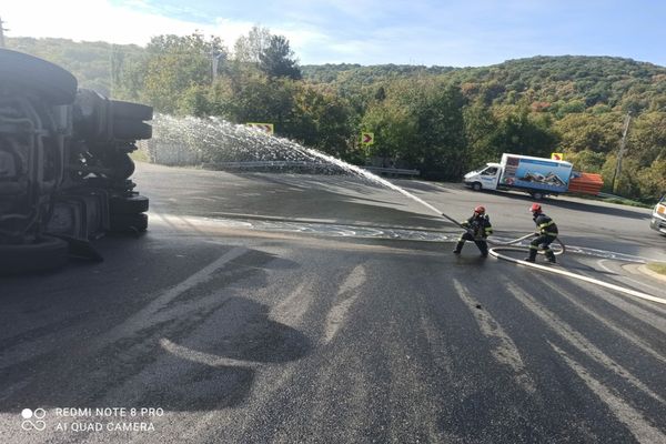 Autocisternă răsturnată la intrarea în Huși