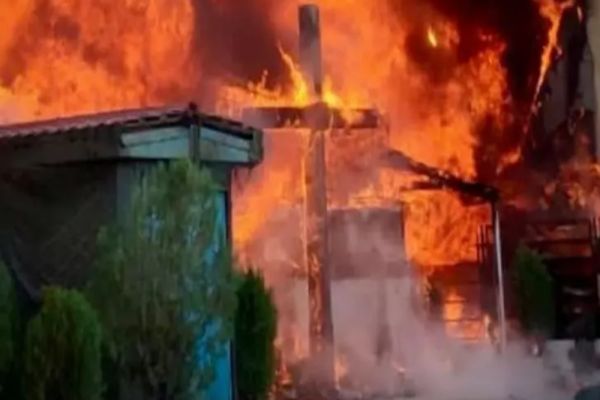 Incendiu violent, la o biserică veche de 70 de ani, din Vaslui: acoperișul și turla, mistuite de foc