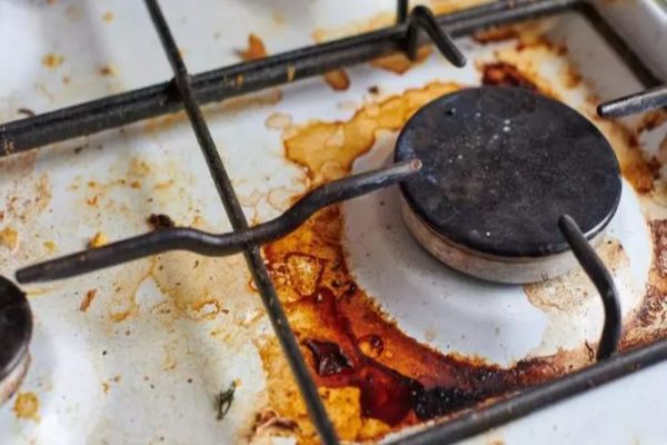 Cum cureți rapid ochiurile de la aragaz. Vor fi ca noi cu un singur ingredient pe care și tu îl ai în bucătărie