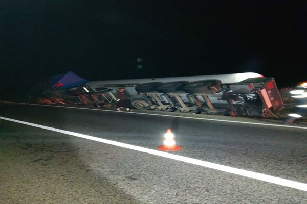 O cisternă încărcată cu GPL s-a răsturnat în Vaslui