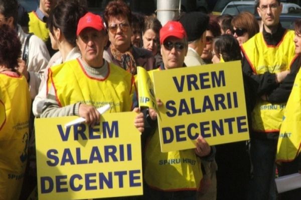 Profesorii cer salarii mai mari. Care sunt principalele PROVOCĂRI cu care se confruntă cei din sistem
