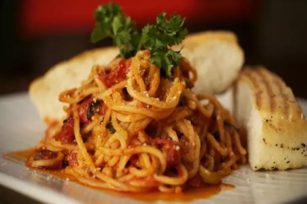 Dieta care te ajută să slăbești fără să renunți la pâine și paste