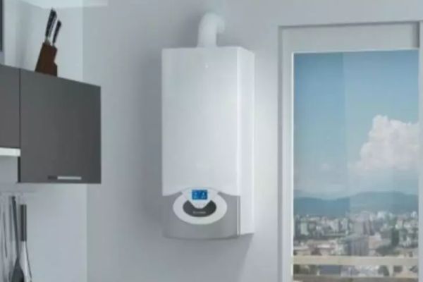 Anunțul care-i îngrozește pe români. Vom plăti taxă nu numai pe CENTRALA de apartament, ci și pe carburanți