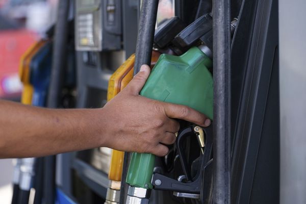 Prețurile carburanților, mai mici decât luna trecută. La ce să ne așteptăm din ianuarie: specialiștii trag un semnal de alarmă