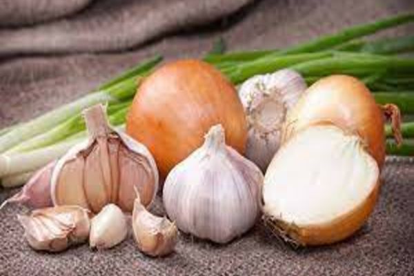 Cum îndepărtezi repede și sigur mirosul de ceapă și usturoi de pe mâini după ce ai gătit - Sfaturi practice