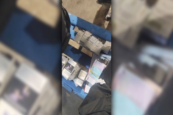 Valută și țigări de contrabandă, nedeclarate și ascunse pe corp și în șosete