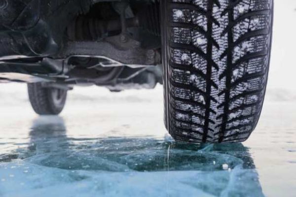 Recomandările polițiștilor pentru șoferi, în condițiile unui carosabil acoperit cu polei