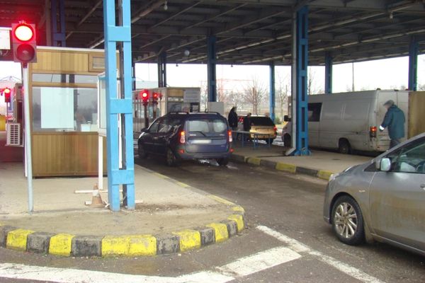 Dosare penale pentru doi bărbați pentru utilizarea de documente false la controlul de frontieră