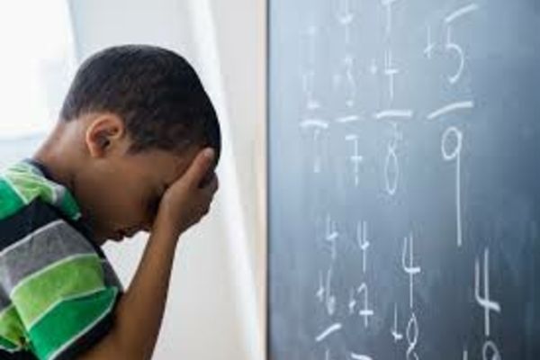 Elev de 7 ani, bătut cu bățul la palmă pentru că nu a știut tabla înmulțirii!