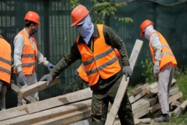 Angajatorii riscă amenzi URIAȘE dacă nu respect noile reglementări privind muncitorii străini