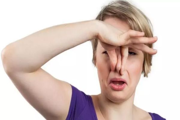 Cum să elimini mirosul urât din șifonier: 7 metode la îndemâna oricui