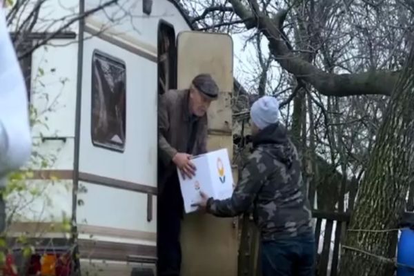 Viața într-o rulotă, la marginea unui sat. Un bătrân din Vaslui își duce traiul singur, fără bani de mâncare sau lemne pentru foc