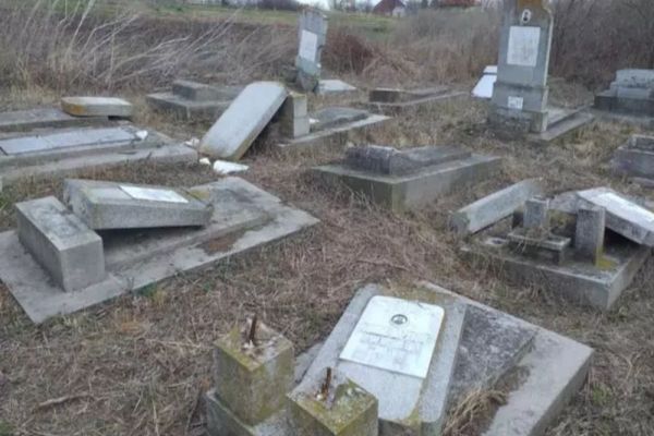 Liceenii din Huși care au vandalizat un cimitir au scăpat de condamnare