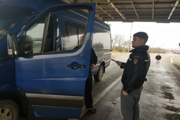 Tânăr cercetat penal pentru prezentarea unui permis fals la controlul de frontieră