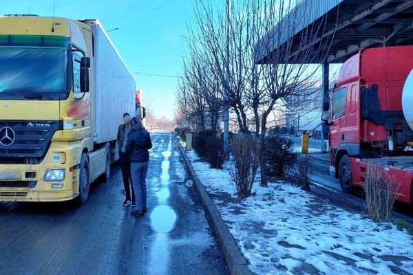 INCONȘTIENȚĂ MAXIMĂ: Bărbat beat, depistat la volanul unui TIR în care transporta peste 25.700 litri de motorină