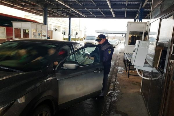 A găsit un permis fals, a uitat să-l predea și s-a ales cu un dosar penal