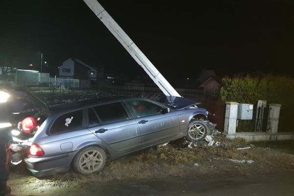 ACCIDENT în Vaslui! A intrat cu mașina într-un stâlp