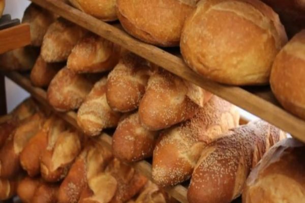 PÂINEA continuă să se SCUMPEASCĂ! Avertismentul îngrijorător al experților: de ce nu există premisele unei ieftiniri