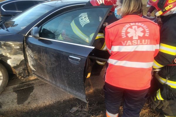 Accident cu victime încarcerate pe un drum din Vaslui