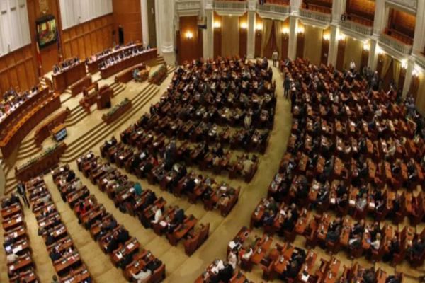 Guvernul Bolojan, în fața moțiunii de cenzură. Vot crucial în Parlament