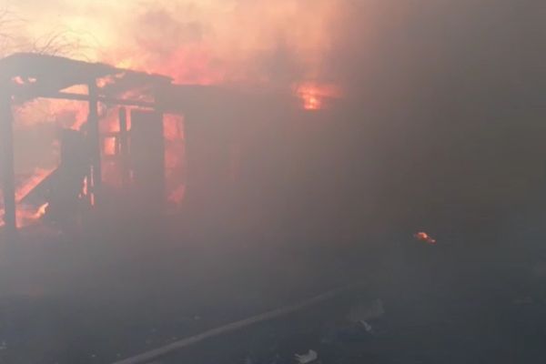 Trei ore de luptă cu flăcările pentru pompierii bârladeni! 30 de persoane s-au autoevacuat