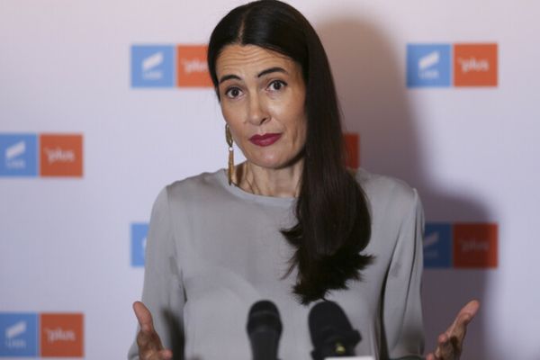 TU DECIZI. Dosar de candidat: Clotilde Armand, primărița cercetată după ce s-a premiat singură și care a stârnit scandalul datelor colectate ilegal de primărie