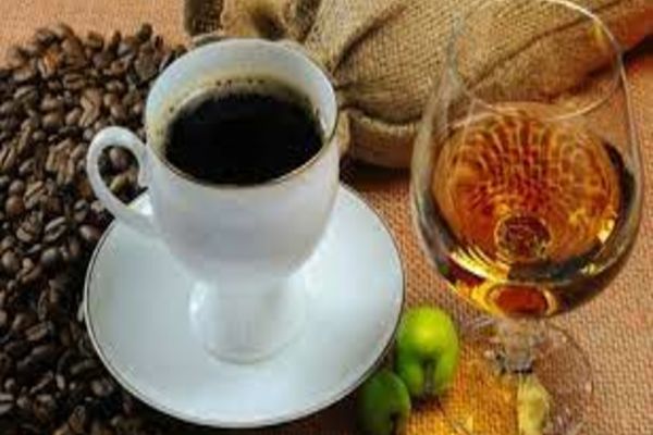 Ce ți se poate întâmpla dacă bei alcool și cafea într-o singură zi - Combinația toxică ce te poate pune în pericol