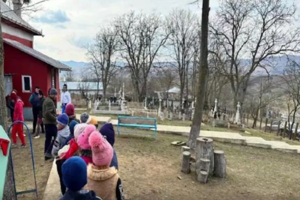 Copii de grădiniță și elevi din ciclul primar, nevoiți să învețe în prăznicarul din cimitir! Dezacord major între DSP și Prefectură: protest al părinților