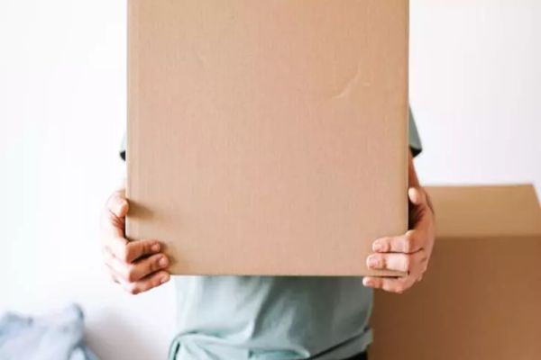 ANAF atacă la pachet. Zecii de mii de români care au trimis colete ramburs sunt pe LISTELE NEGRE