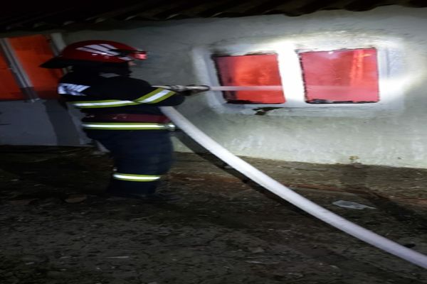 Intervenție dificilă a pompierilor vasluieni la un incendiu izbucnit în Lipovăț