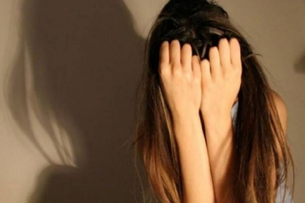 Percheziții la Vaslui. O minoră obliga o altă minoră de 13 ani să se prostitueze, după ce o droga cu cocaină și cannabis