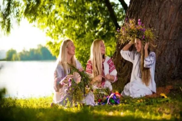 Tradiţii de FLORII. Ce trebuie să faci în Duminica Floriilor ca să afli cu cine te căsătoreşti