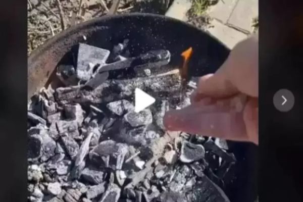 VIDEO - Ce se întâmplă dacă pui sare peste cărbunii încinși pentru grătar - Motivul pentru care trebuie să faci asta