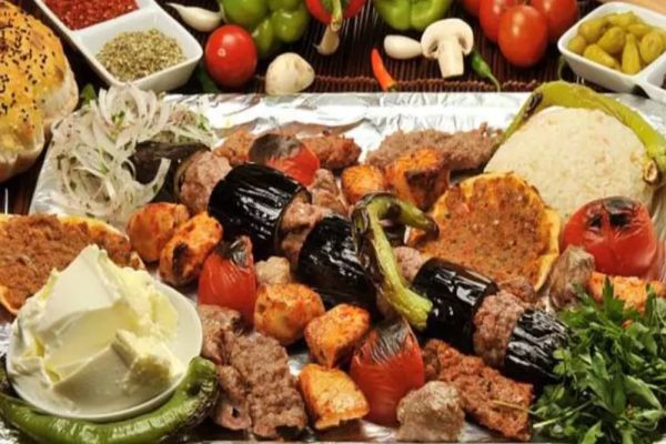 Cum să combinăm alimentele la masa de Paște? Mănâncă strategic și inteligent și chiar vei slăbi de sărbători!