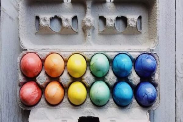 Cumperi ouă roșii de Paște gata vopsite, din comerț? Renunță la acest obicei: te pândește un PERICOL nebănuit!