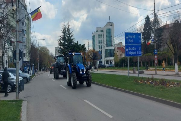Fermierii și transportatorii nu renunță la proteste. Protestatarii din țară au pornit spre București cu 150 de utilaje