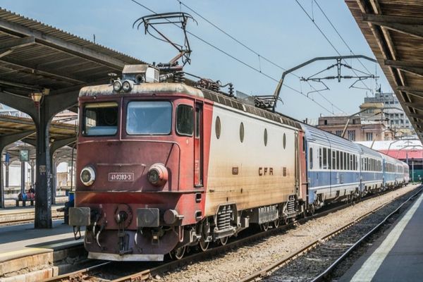 Întârzieri pe două rute CFR, după ce un tren privat a rupt pantograful și linia de contact