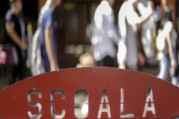 Elevul care și-a înjunghiat profesoara a fost REȚINUT! Minorul este acuzat de tentativă de OMOR