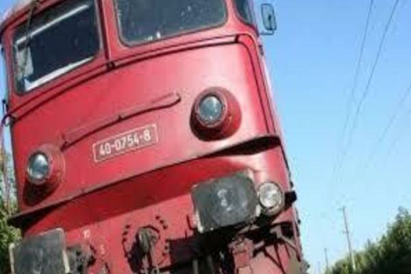 Un băiat de 13 ani și un bărbat, târâți aproape 200 de metri de trenul Iași - București. Cei doi se aflau într-o căruță