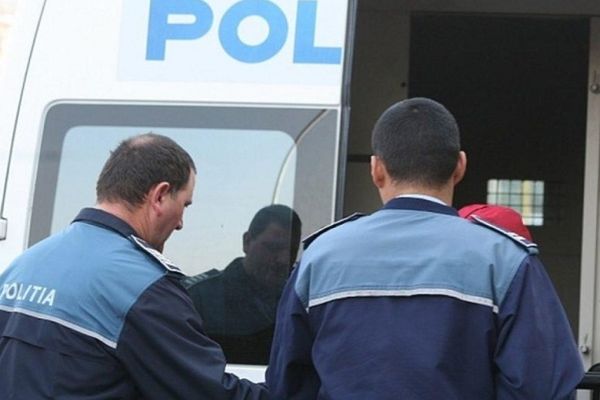 Bârlădean arestat după ce și-a bătut fosta iubită cu picioarele în burtă și i-a provocat tăieturi