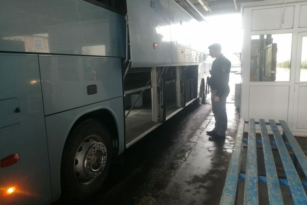 Băuturi alcoolice ascunse într-un autocar cu destinația Italia,  confiscate în Vama Albița 