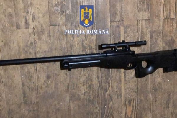 100 de percheziţii în 35 de judeţe într-un dosar de contrabandă cu arme