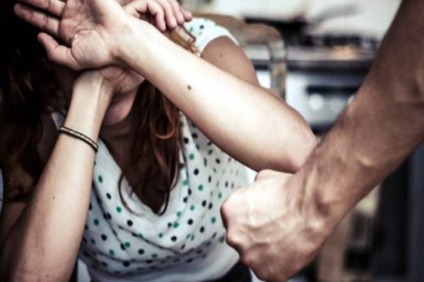 O bârlădeancă a fost bătută de fostul iubit în propria casă. Bărbatul riscă să ajungă în arest