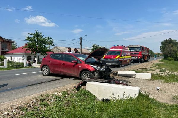Un autoturism s-a izbit de un cap de pod în apropiere de Bârlad. La bordul acestuia se afla și un sugar
