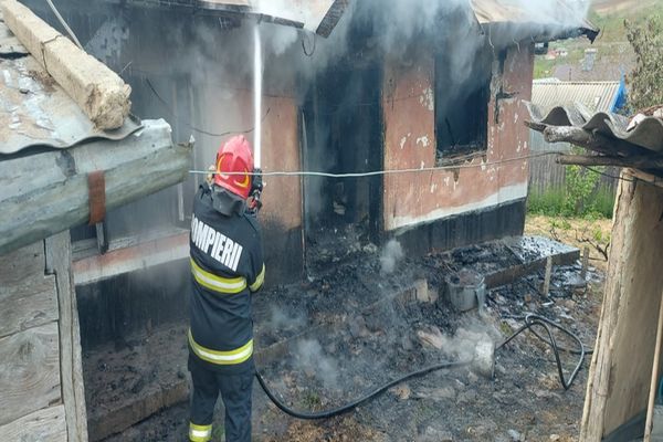 Pericol de explozie într-un incendiu din comuna Vutcani! Proprietarul, anchetat de polițiști după ce și-a dat foc la casă