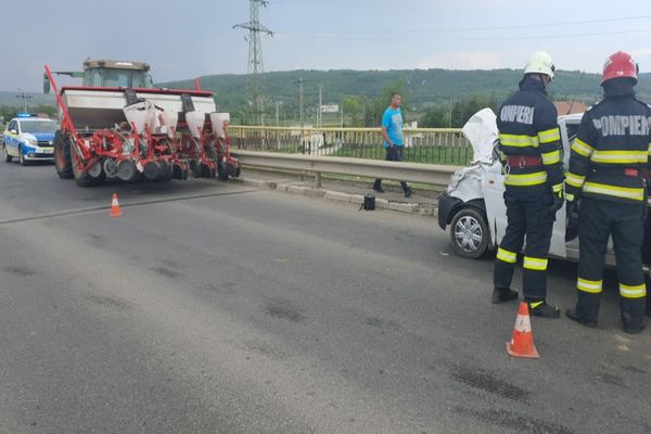 Accident rutier la Zorleni. Tamponare între un utilaj agricol si un autoturism 