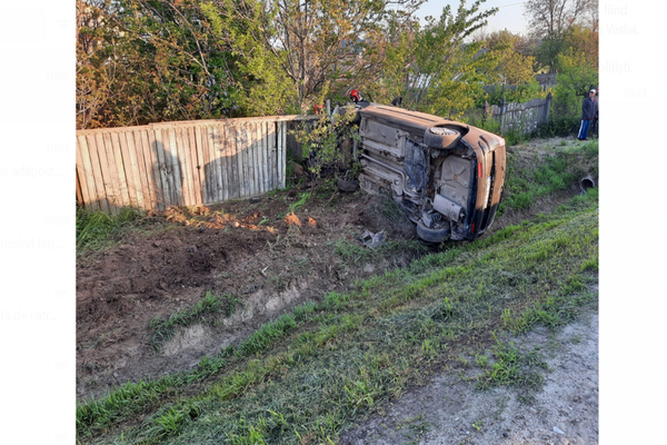 Un bărbat a ajuns la spital după ce autoturismul în care era, s-a răsturnat la Șapte Case