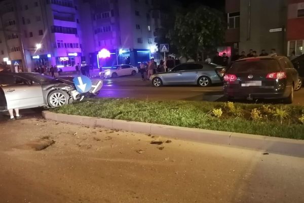 Accident rutier la intrare în Vaslui. Două autoturisme implicate cu 7 persoane la bord
